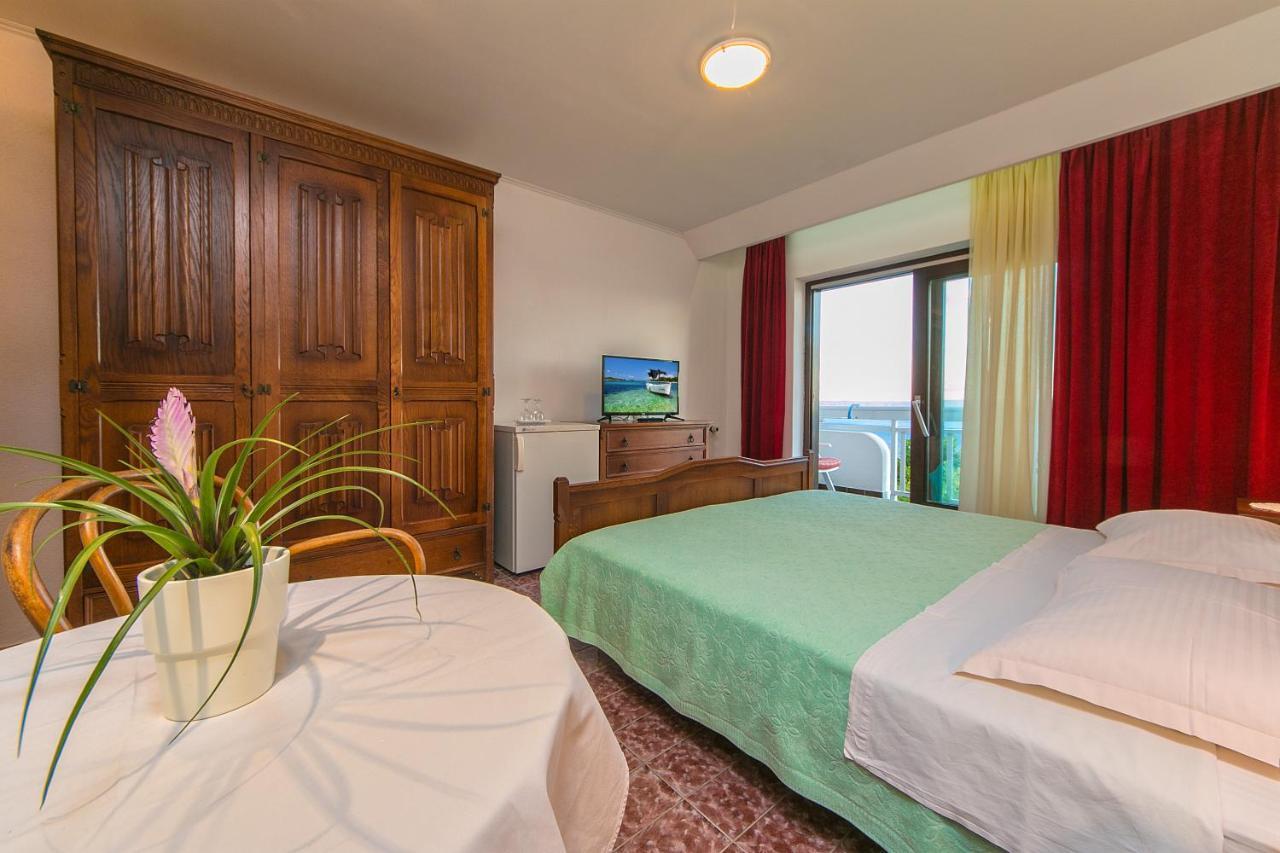 Adria Brela Apartments Eksteriør bilde
