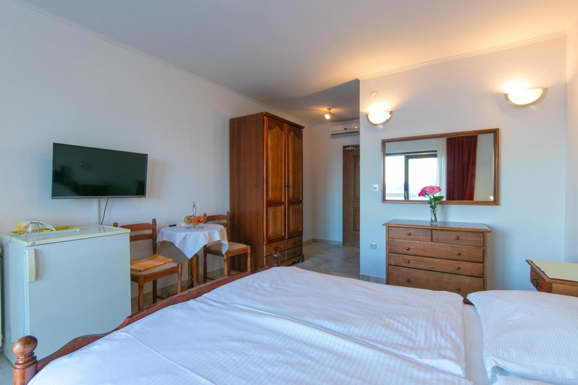 Adria Brela Apartments Eksteriør bilde